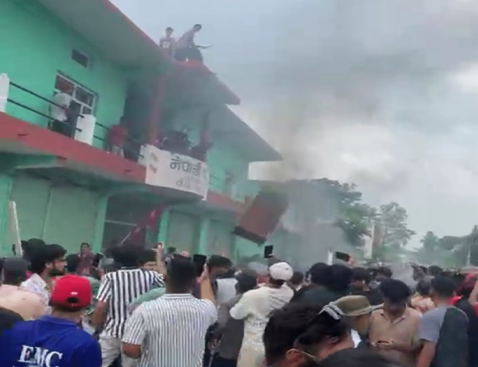 धनगढीस्थित कांग्रेस र  एमाले पार्टी कार्यालयमा आगजनी तथा तोडफोड