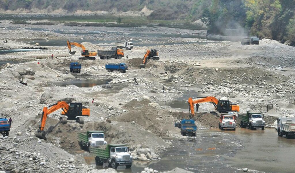 गोदावरी क्षेत्रमा  नदीजन्य पदार्थको अबैध उत्खनन्