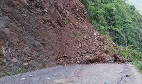 पहिरोले जयपृथ्वी राजमार्ग अवरुद्ध