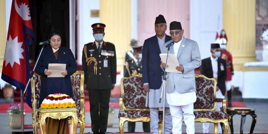 दौरा सुरुवालमा सजिएर शपथ लिए प्रचण्डले