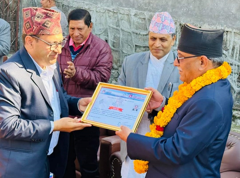 प्रचण्डले लिए गोरखा २ बाट निर्वाचित प्रमाणपत्र