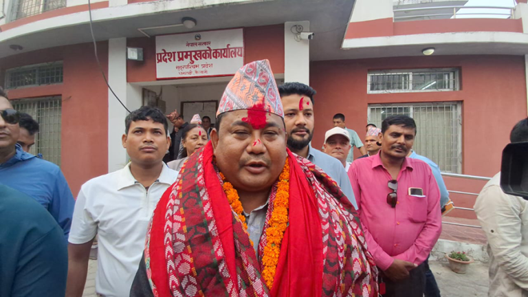 उद्योग, पर्यटन, बन तथा वातावरण मन्त्री  बर्खास्त