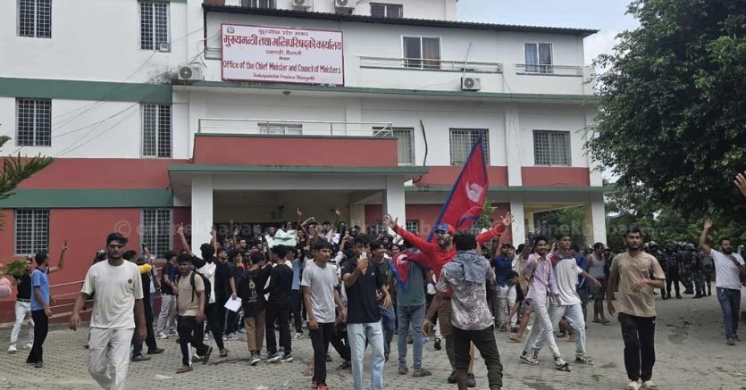 जेनजी आन्दोलनकारी मुख्यमन्त्री कार्यालय भित्रै प्रवेश, मन्त्रीको गाडी तोडफोड