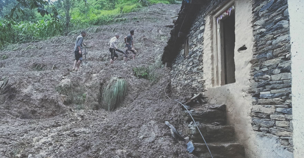 पहिरो खस्दा दार्चुलामा एउटा घर क्षतिग्रस्त, ४ घर जोखिममा