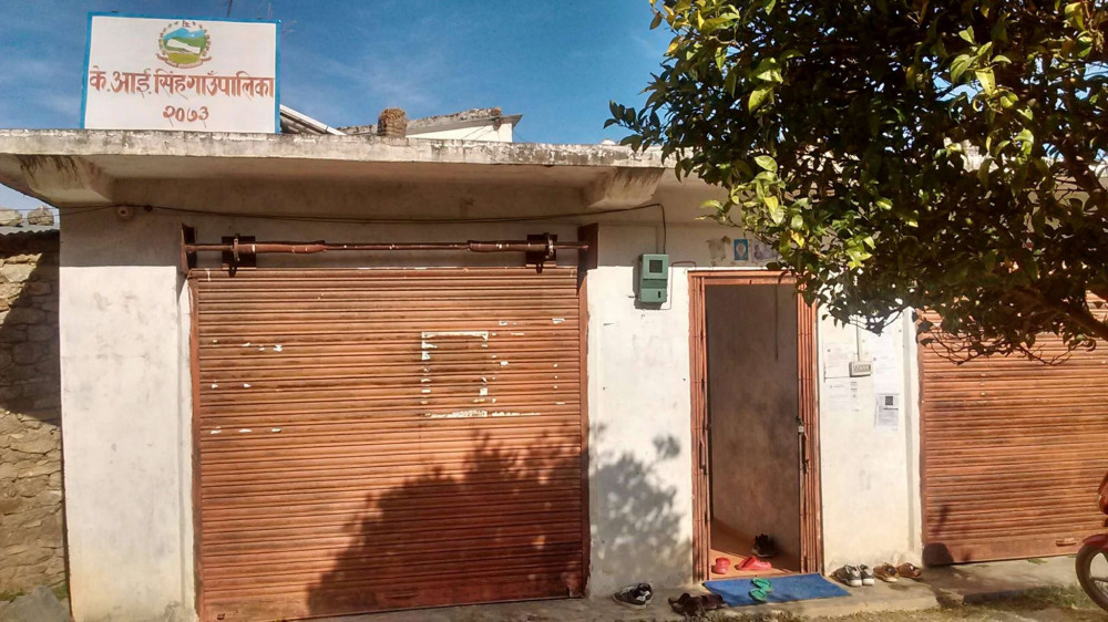 मदिरा बेच्ने र सेवन गर्नेलाई वडाले ढुंगा बोकाउने