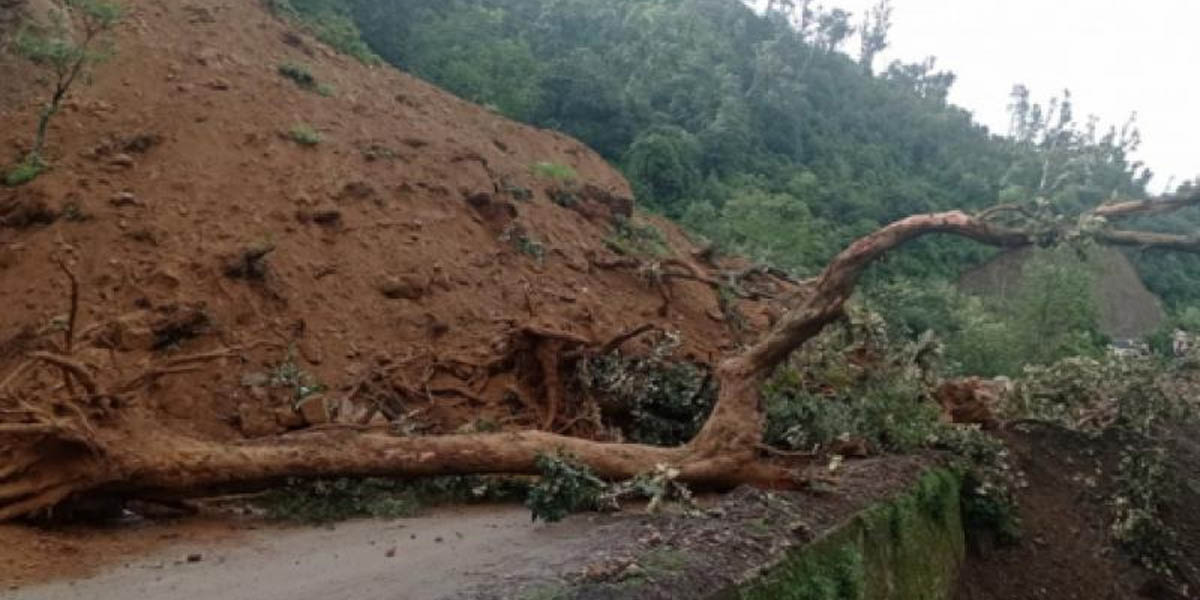 वर्षाले डोटीका सडक अवरुद्ध