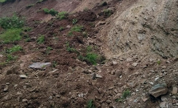 चुरे गाउँपालिका  ५  गुणी गाउँमा पहिरोले ८ घर बगायो