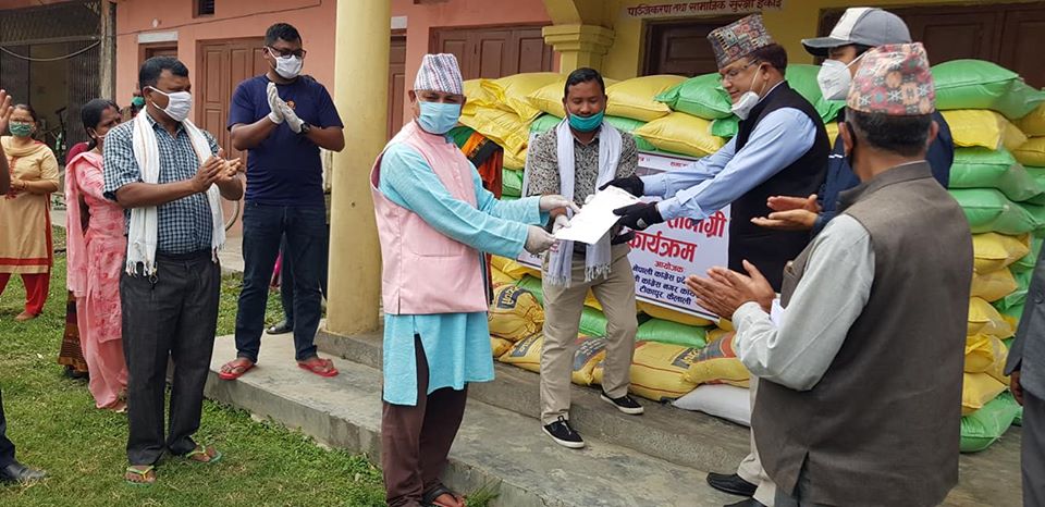 नेपाली काँग्रेसद्धारा   विपन्न परिवारलाई खाद्यान्न सहयोग