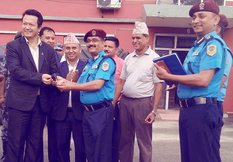 गाडीको साँचो हस्तान्तरण गर्दै सुदूरपश्चिम प्रदेशका कानूनमन्त्री