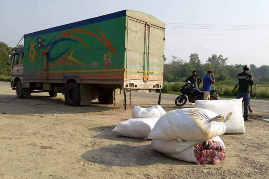 कपडा ढुवानी गर्ने ट्रकलाई प्रहरी नियन्त्रणमा